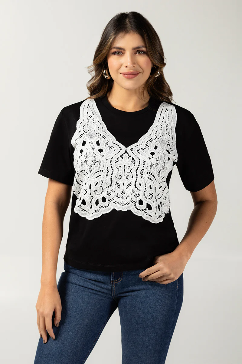 Camiseta Básica Negra con Encaje Blanco Marca Trucco´s