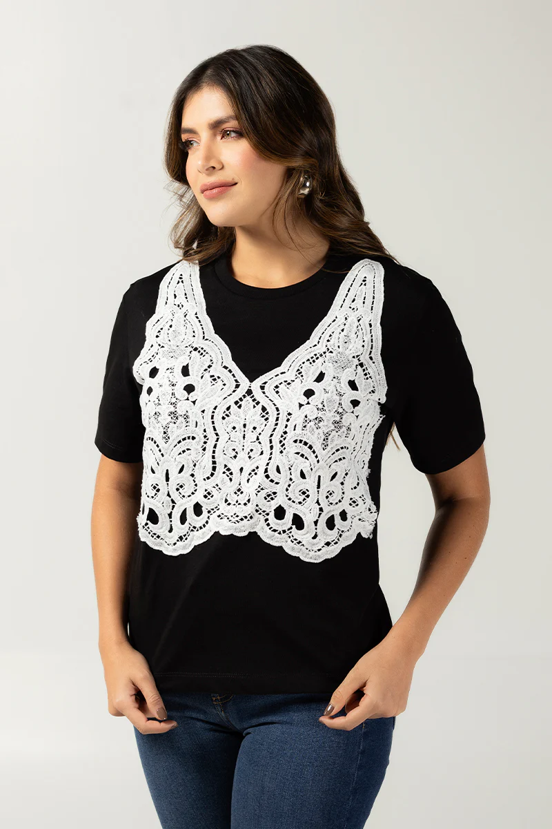 Camiseta Básica Negra con Encaje Blanco Marca Trucco´s - Image 5
