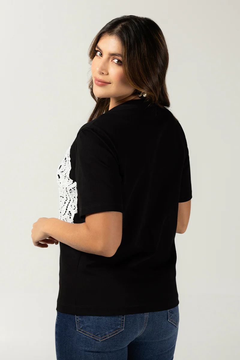 Camiseta Básica Negra con Encaje Blanco Marca Trucco´s - Image 6
