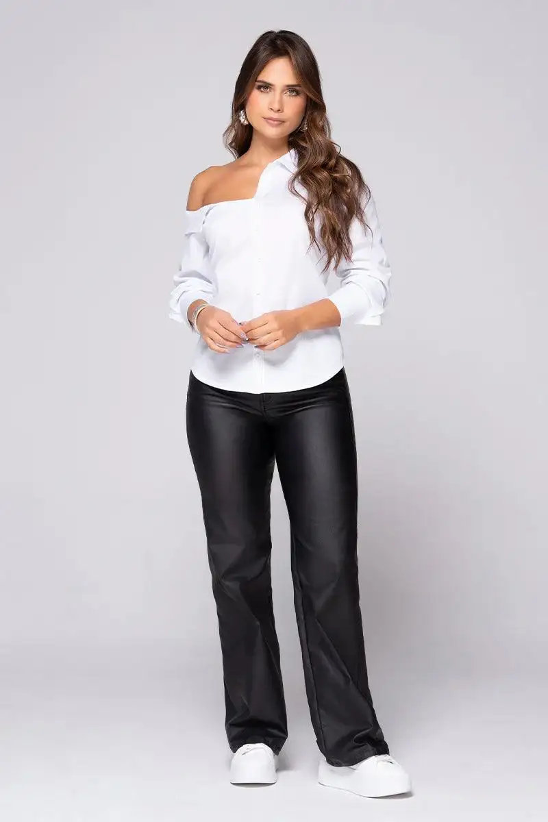 Pantalón Tiro Alto Bota Recta Efecto Cuero 5 Bolsillos Marca trucco´s - Image 3